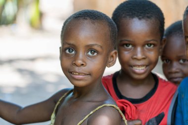 Zanzibar, Tanzanya - 16 Kasım 2019: Zanzibar Adası, Tanzanya, Doğu Afrika 'da bilinmeyen Afrikalı çocuklar