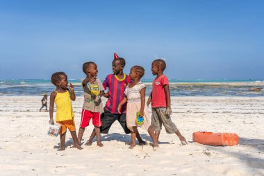 Zanzibar, Tanzanya - Ocak 03, 2020: Genç Afrikalı kız ve oğlanlar Zanzibar, Tanzanya, Doğu Afrika 'daki tropikal plajda