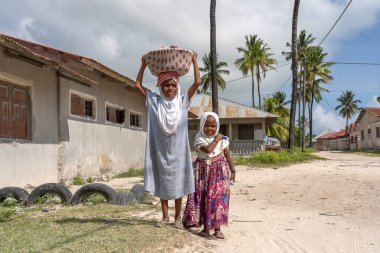 Zanzibar, Tanzanya - Ocak 04, 2020: Bilinmeyen Afrikalı genç mutlu kızlar Zanzibar Adası, Tanzanya, Doğu Afrika 'da