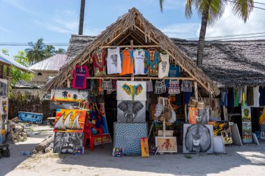 Zanzibar, Tanzanya - Ocak 04, 2020: Afrika 'nın doğusundaki Tanzanya' nın Zanzibar adasındaki plajda turistler için giysi ve hediyelik eşya manzarası