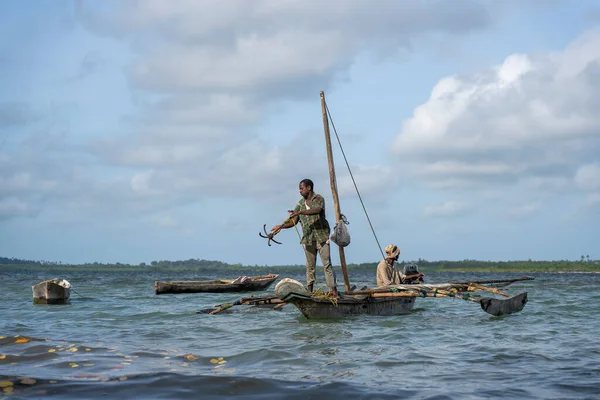 Zanzibar Τανζανία Νοεμβρίου 2019 Παραδοσιακό Αλιευτικό Σκάφος Αφρικανούς Άνδρες Στον — Φωτογραφία Αρχείου