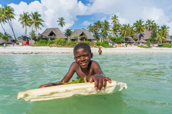 タンザニアのザンジバル 2019年12月01日 タンザニアのザンジバル島の熱帯ビーチの近くの海の水で幸せなアフリカの男の子の水泳 東アフリカ クローズアップ — ストック写真