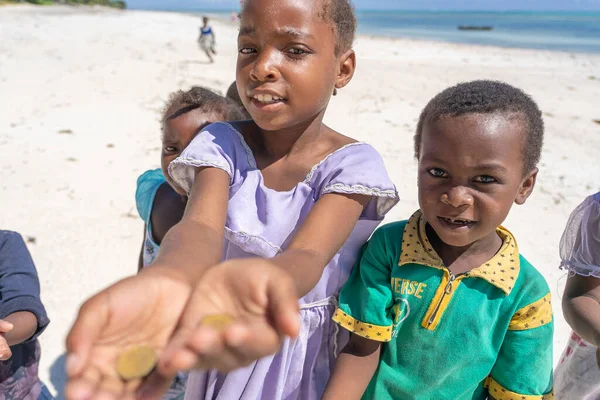 Sansibar Tansania Dezember 2019 Eine Gruppe Afrikanischer Kinder Bettelt Einem — Stockfoto