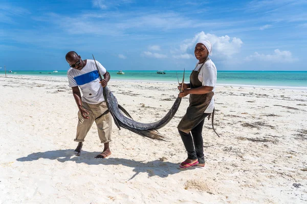 Zanzibar Tanzania January 2020 African Man Woman Carry Large Marlin — Stock Photo, Image