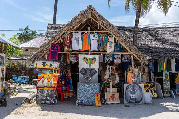 タンザニアのザンジバル 2020年1月4日 アフリカのショップの服や観光客のためのお土産のフロントビューザンジバル島 タンザニア 東アフリカのビーチで — ストック写真