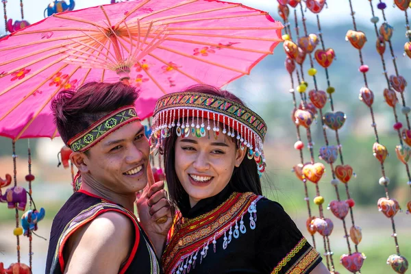 越南达拉特 2020年3月18日 在越南达拉特市附近 一对穿着民族服装的漂亮的越南男女在大自然中的结合 — 图库照片