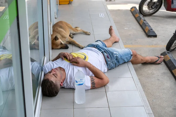 Панган Таиланд Февраля 2020 Года Спящий Пьяный Молодой Человек После — стоковое фото