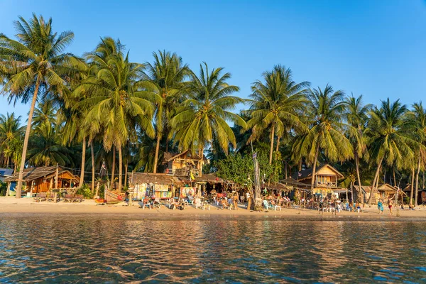 Koh Phangan Thailand Januari 2020 Strandbar Kokospalmer Havsvatten Och Vilopassagerare — Stockfoto