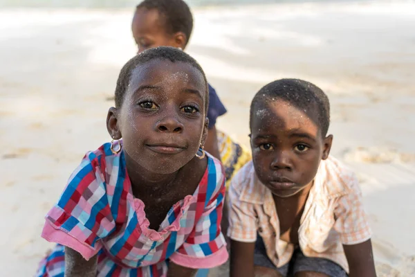 Zanzíbar Tanzania Enero 2020 Niños Africanos Pequeños Una Playa Tropical —  Fotos de Stock