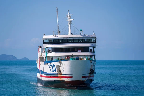 Koh Phangan Tailândia Fevereiro 2020 Raja Ferry Transporta Passageiros Carros Imagem De Stock