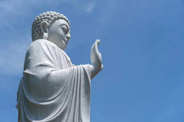 Detail Van Boeddha Marmeren Standbeeld Een Boeddhistische Tempel Blauwe Lucht — Stockfoto