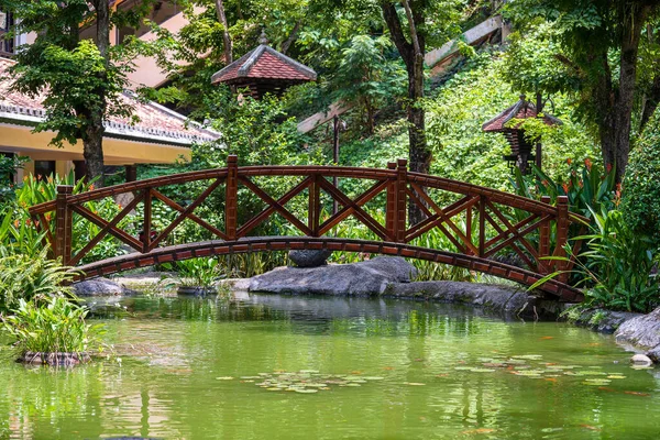 ベトナムのダナンにある日本のトロピカルガーデンの装飾池を通ってアーチ型の橋 旅と自然概念 — ストック写真