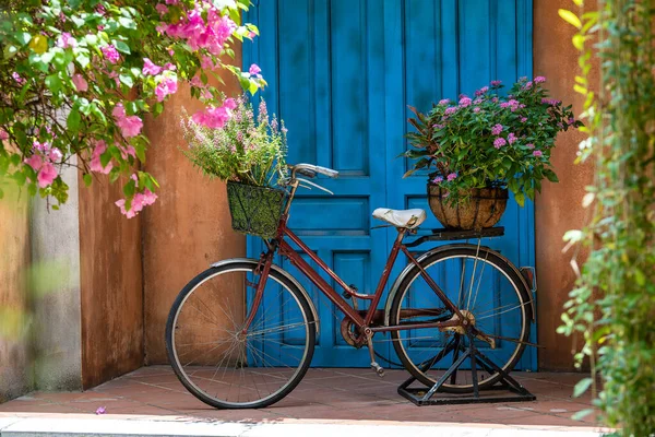 Bicicleta Vintage Con Cesta Llena Flores Junto Antiguo Edificio Danang — Foto de Stock