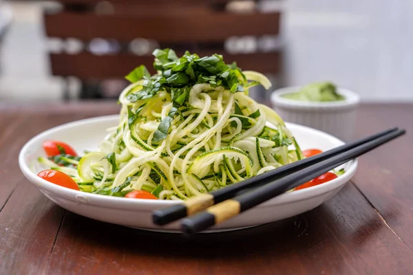 Tagliatelle Zucchine Spiralizzate Cetriolo Pomodoro Ciliegia Aglio Pesto Cremoso Avocado — Foto Stock