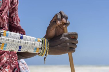 Kabile masajı eli renkli bir bilezik ile, yaklaş. Zanzibar, Tanzanya, Afrika