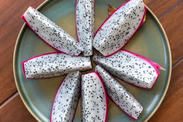 Reife Drachenfrucht Scheiben Geschnitten Auf Tellerhintergrund Pitaya Oder Pitahaya Von — Stockfoto