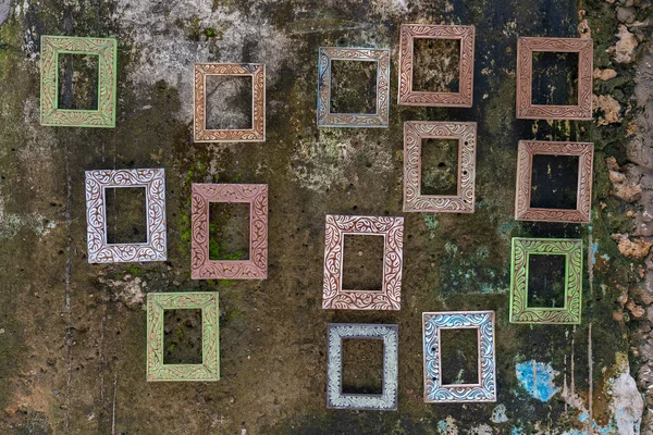 Hermosos Marcos Vacíos Colgando Vieja Pared Una Calle Stone Town — Foto de Stock