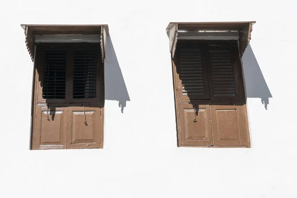 Fenêtre Avec Volets Bois Sur Mur Stuc Blanc Île Zanzibar — Photo