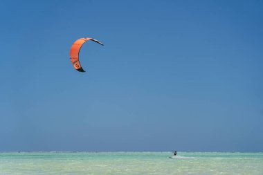 Zanzibar, Tanzanya - 11 Kasım 2019: Kitesurfer deniz suyunda sörf yapıyor, Zanzibar Adası, Tanzanya, Doğu Afrika 'da çekici bir spor.