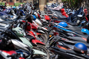 Phu Quoc Adası, Vietnam - 28 Mayıs 2020: Motosikletlerin Phu Quoc, Vietnam adasındaki bir sokağa park edilmesi