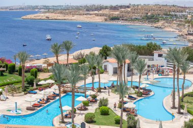 SHARM EL-SHEIKH, EGYPT - 17 Mayıs 2018: Sabahın erken saatlerinde yüzme havuzu Sharm El Sheikh, Güney Sina, Mısır 'daki tatil köyünde kızıl denizin yanında