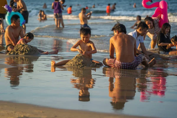 Danang Vietnã Junho 2020 Famílias Vietnamitas Relaxam Praia Nadam Mar — Fotografia de Stock