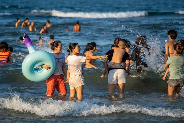 越南达能 2020年6月19日 越南家庭在越南达能市工作后 在海滩上放松下来 晚上在海里游泳 当地居民在海滩上休息 — 图库照片