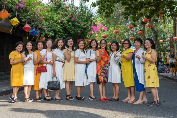 Hoi Wietnam Czerwca 2020 Szczęśliwa Grupa Wietnamskich Kobiet Świeżym Powietrzu — Zdjęcie stockowe
