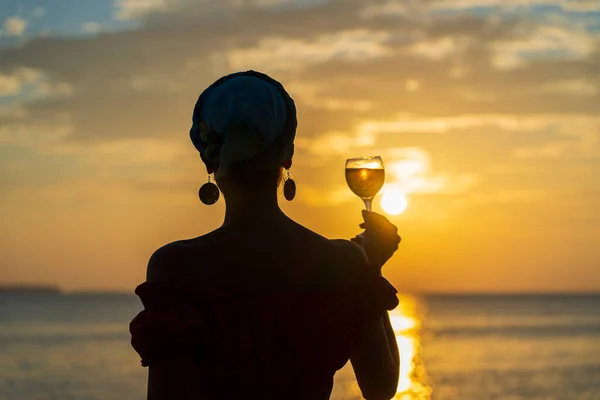 Nette Frau Mit Einem Glas Weißwein Vor Einem Wunderschönen Sonnenuntergang — Stockfoto