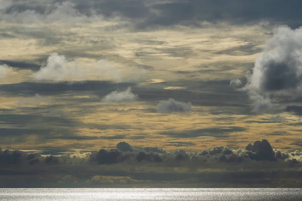 Cielo Nublado Durante Puesta Del Sol Agua Mar Isla Zanzíbar — Foto de Stock