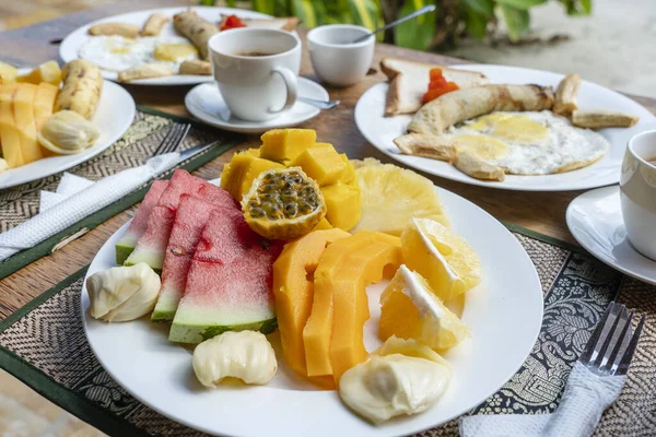 Café Manhã Tropical Frutas Café Ovos Mexidos Panqueca Banana Para — Fotografia de Stock