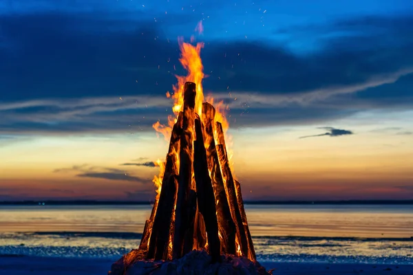 Gran Fuego Arde Fondo Del Cielo Nocturno Cerca Del Mar —  Fotos de Stock