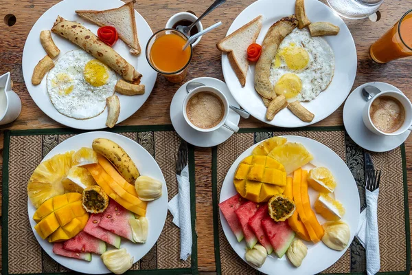 Desayuno Tropical Frutas Café Huevos Revueltos Tortitas Plátano Para Dos — Foto de Stock