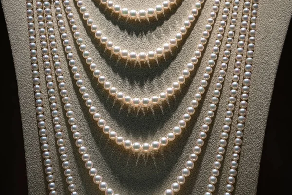 Bílá Perla Luxusní Náhrdelník Krku Stojan Displej Figuríně Zblízka — Stock fotografie