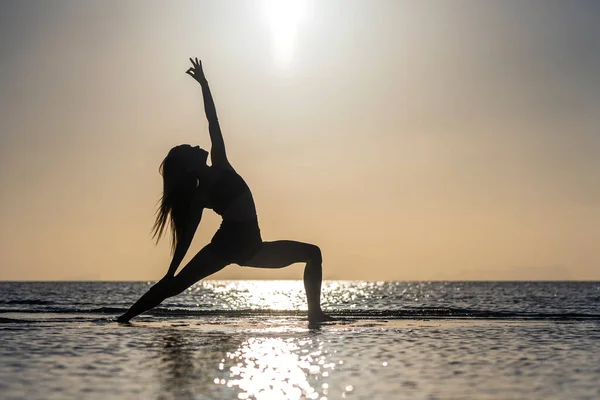 Silhouette Woman Standing Yoga Pose Tropical Beach Sunset Caucasian Girl — Stock Photo, Image