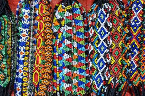 Plemienne Kolorowe Bransoletki Sprzedaż Dla Turystów Targu Ulicznym Kota Kinabalu — Zdjęcie stockowe