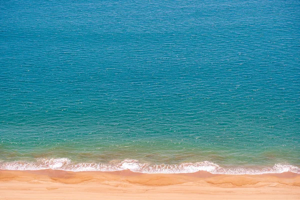 ベトナムのNha Trangのリゾートタウンにある青い海の波のある砂浜の空中ビュー 旅行と休暇のコンセプト — ストック写真