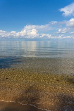 Tropik kumsal ve yaz deniz suyu mavi gökyüzü ve beyaz bulutlar Phu Quoc, Vietnam adasında. Seyahat ve doğa kavramı
