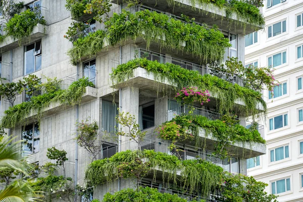 Edifícios Ecológicos Fachada Com Plantas Verdes Flores Parede Pedra Fachada — Fotografia de Stock