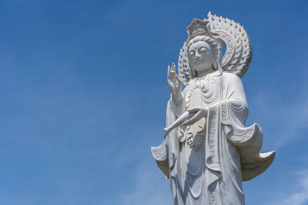 Detalj Lady Buddha Staty Ett Buddistiskt Tempel Och Blå Himmel — Stockfoto