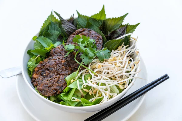 素食Bun Cha 受欢迎的越南食品 豆腐芝士和蘑菇放在白碗里放在桌上 靠近点 — 图库照片