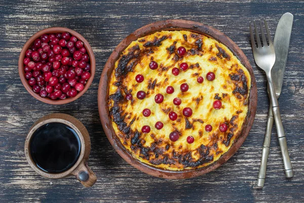 Zoete Cottage Kaas Ovenschotel Met Rozijnen Griesmeel Houten Tafel Keramische — Stockfoto