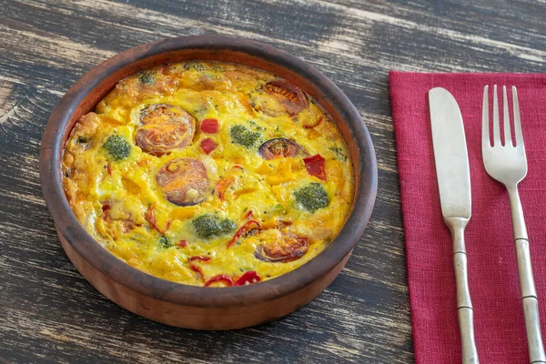 Keramische Schüssel Mit Gemüsefrittata Einfache Vegetarische Kost Frittata Mit Tomate — Stockfoto