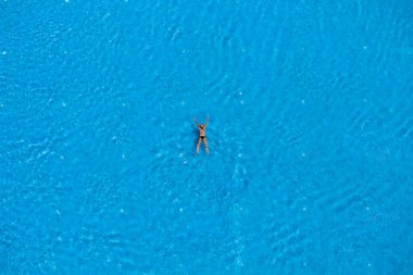 Havuzda yüzen kadın, manzaralı, yaz seyahati ve tatil konsepti.