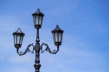 Mavi gökyüzü arkaplanına karşı Retro sokak lambası direği, kapat, boşluğu kopyala