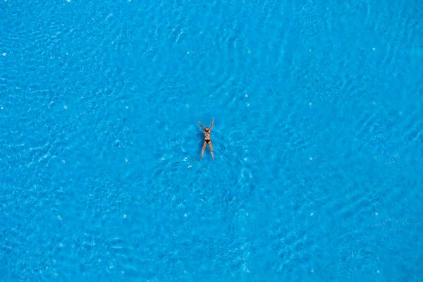 Mujer Nadando Una Piscina Vista Superior Viajes Verano Concepto Vacaciones —  Fotos de Stock