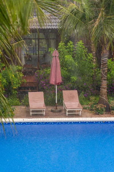 Tropische Zomer Regen Vallen Grote Regendruppels Vallen Zwembad Buurt Van — Stockfoto