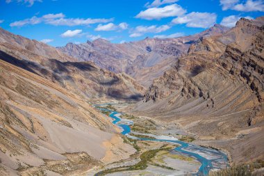 Hindistan 'da Leh' ten Manali otoyoluna kadar Himalaya dağlarının manzarası. Hindistan 'ın Himalayalar, Ladakh, Jammu ve Kaşmir bölgesindeki mavi nehir ve görkemli kayalık dağlar. Doğa ve seyahat kavramı