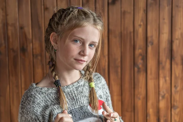 Vacker Blond Ung Flicka Med Fräknar Inomhus Trä Bakgrund Närbild — Stockfoto