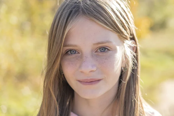 Hübsches Junges Blondes Mädchen Mit Sommersprossen Auf Der Herbstlandschaft Nahaufnahme — Stockfoto